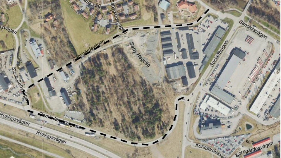 En bild över hur trafiken kommer att ledas om från Norrö till Säbybron över Säby gård och Åkersberga Växtförsäljning
