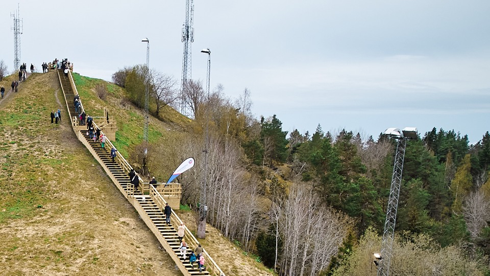 En mulen dag går flera personer i trappen mot toppen