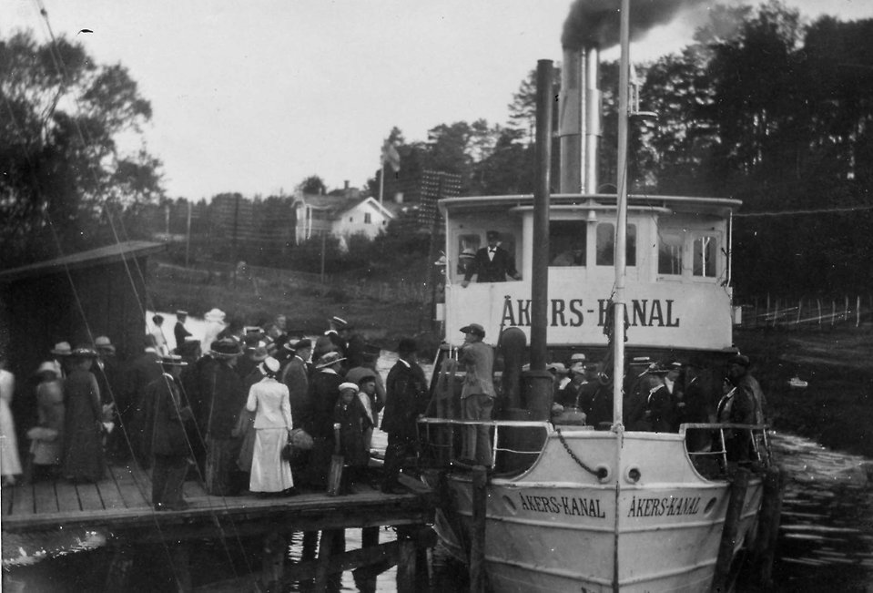 Bilden visar ett historiskt foto av båten Åkers kanal