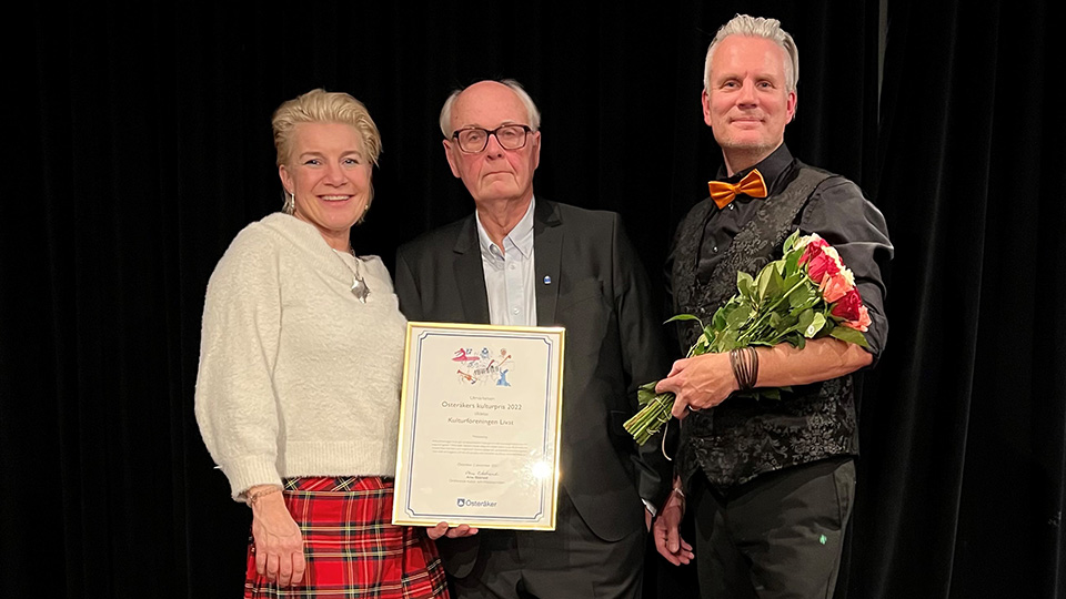 Porträttfoto. Bilden viasr hur vinnarna håller i diplomet.