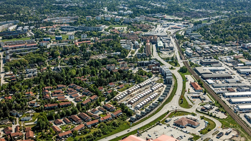 Flygfoto över Åkersberga. I mitten av bilden syns väg 276.