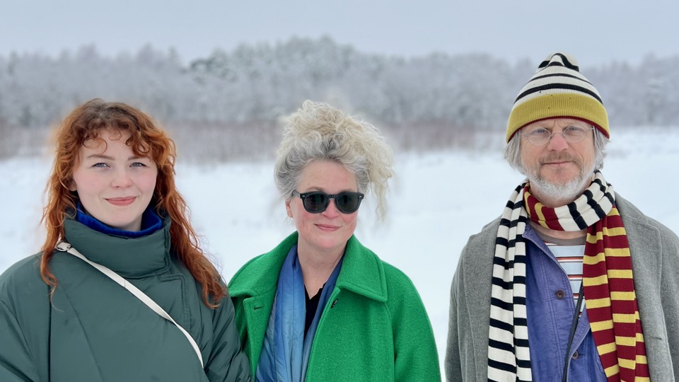 Klara Wirsén Suchowiak, Stina Wirsén och Jacob Dahlgren står bredvid varandra i ett snötäckt område som är det blivande Hagby äng och kulle. 