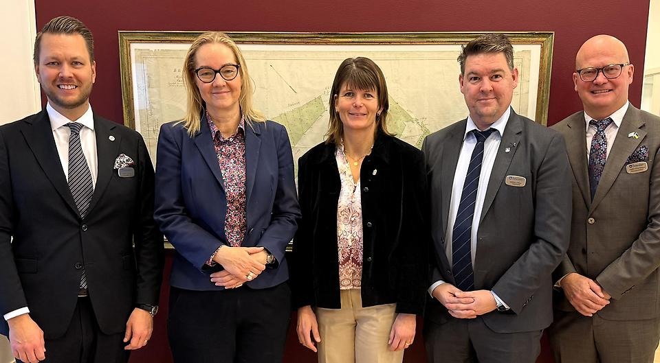 Richard Orgård, Cecilia Skingsley, Johanna Lundgren, Mathias Lindow och Staffan Erlandsson står bredvid varandra framför en röd vägg.