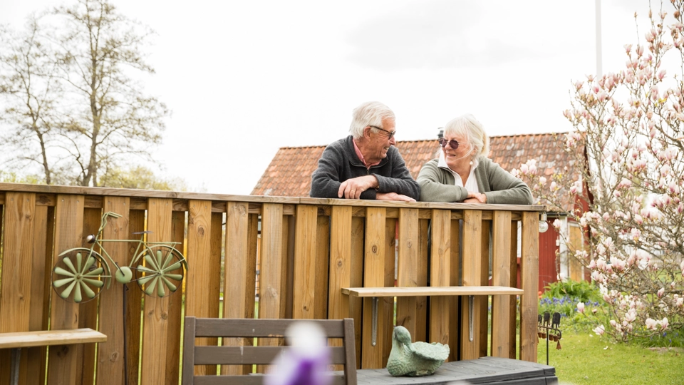 Några människor som står vid ett plank.