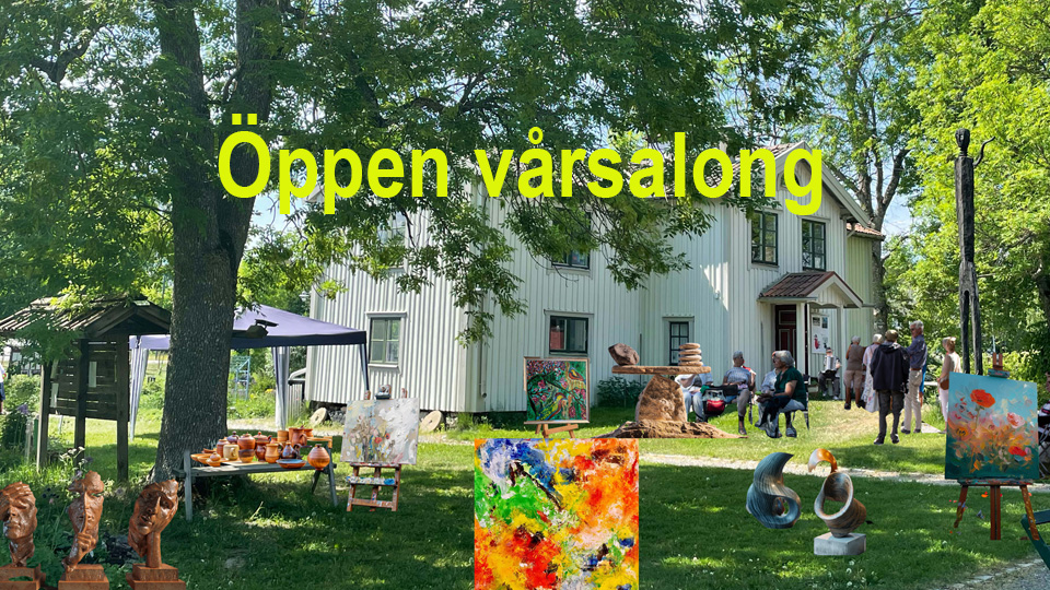 På en stor gräsmatta framför ett vitt hus står stafflier med tavlor, bord med skulpturer och annan konst.