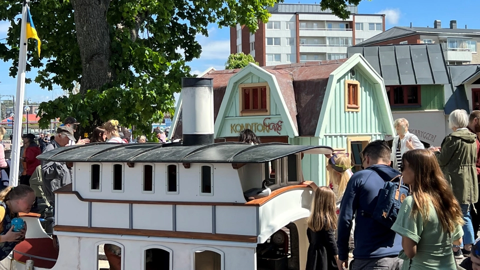 Lekplatsen Järnvägsparken i Åkersberga med båten Tuppen. Barn leker.
