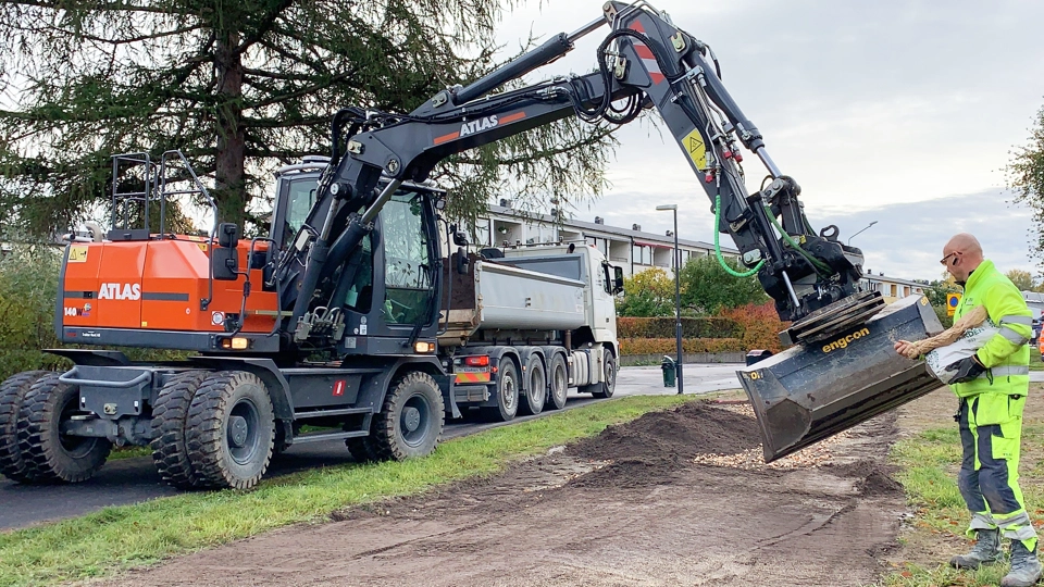 Ett markarbete med en traktor och en arbetsledare