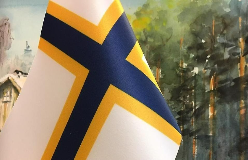 Närbild på den nationella minoriteten sverigefinnarnas flagga, designad av Ali Jonasson