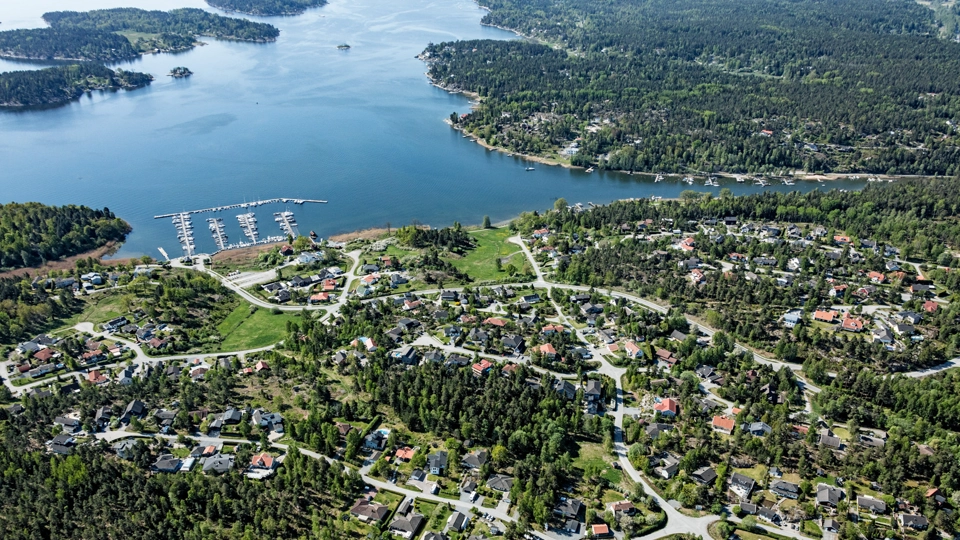 Ett fågelperspektiv av en liten stad vid vattnet.