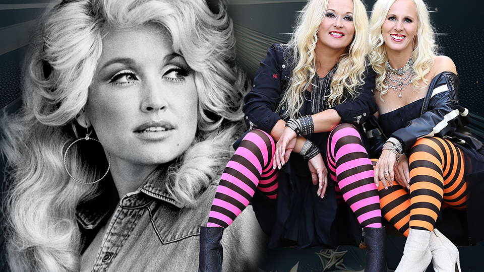 Två kvinnor med långt, blont hår sitter framför ett stort porträtt av Dolly Parton.