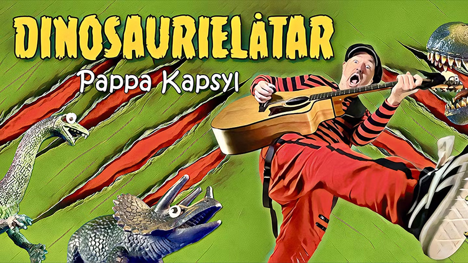 En man med gitarr omgiven av leksaksdinosaurier.