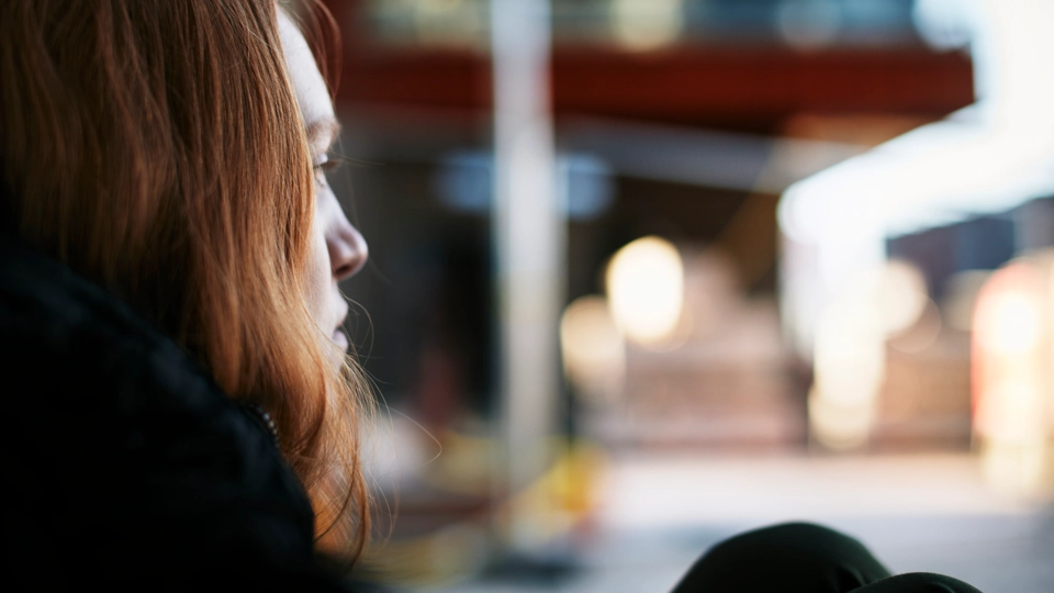 Ung person snett bakifrån