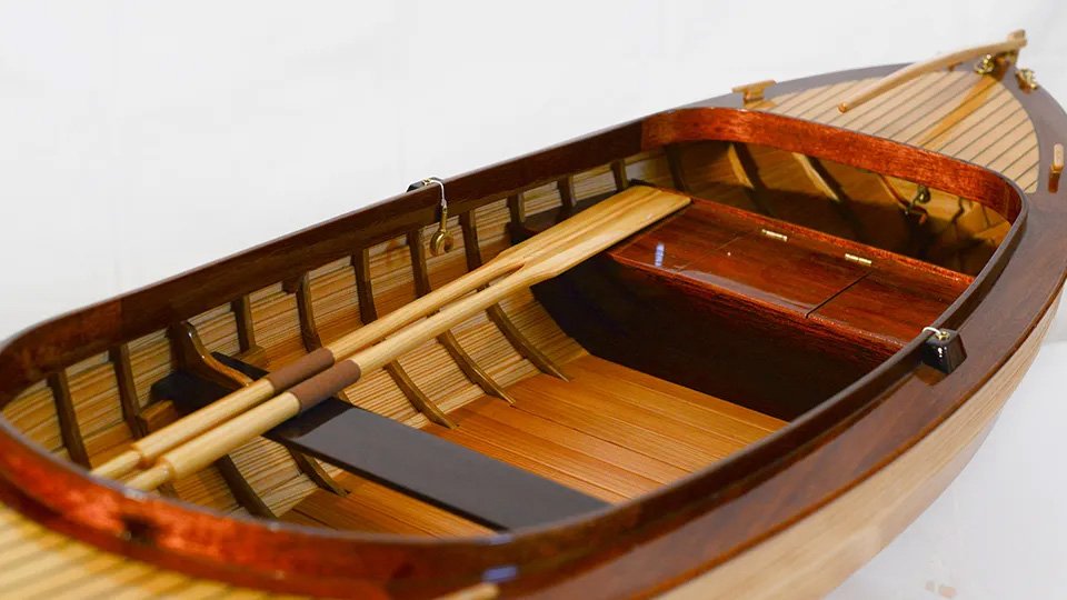 En modell i trä av en eka.