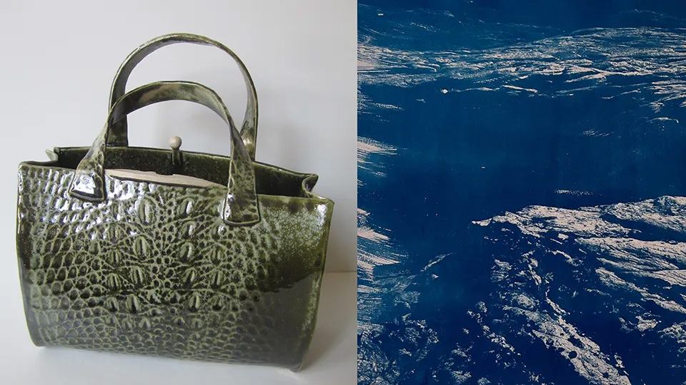 En väska i keramik bredvid en målning av ett hav.