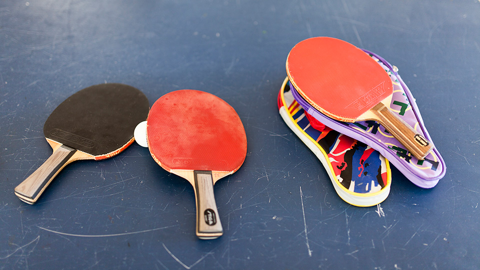 Några bordtennisracketar ligger på ett bord.