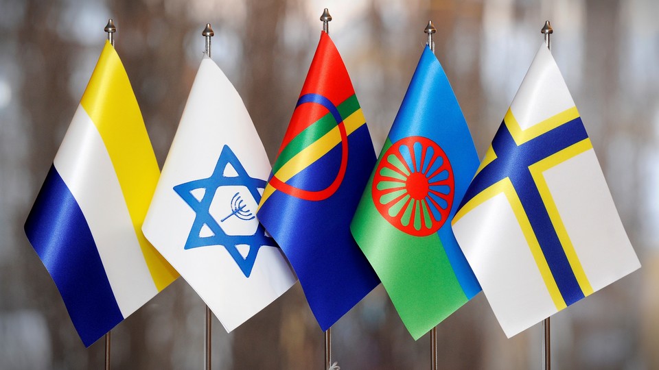 Bild på nationella minoriteternas flaggor