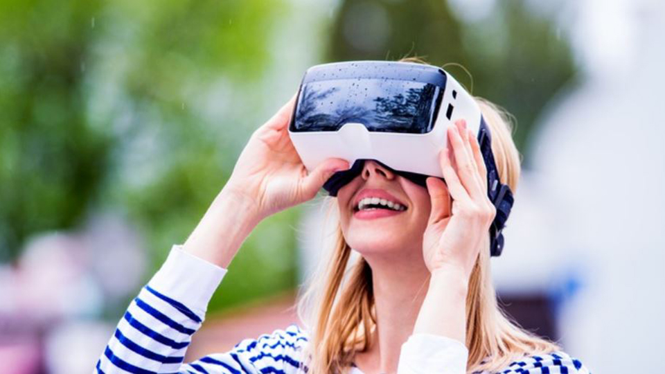 En tjej tittar genom ett par VR glasögon