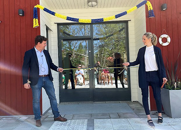 Mathias Lindow (L), förste vice ordförande i Kommunstyrelsen och Hedda Odell, verksamhetschef vård och omsorg 