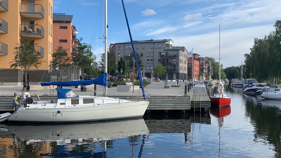 Bilden föreställer båtar i kanalen vid Östra kanalstaden.