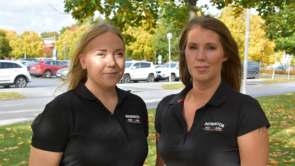 Linda Furtenbach och Malin Eriksson utbildar kollegor i Österåkers kommun anställda i hjärt- lungräddning.