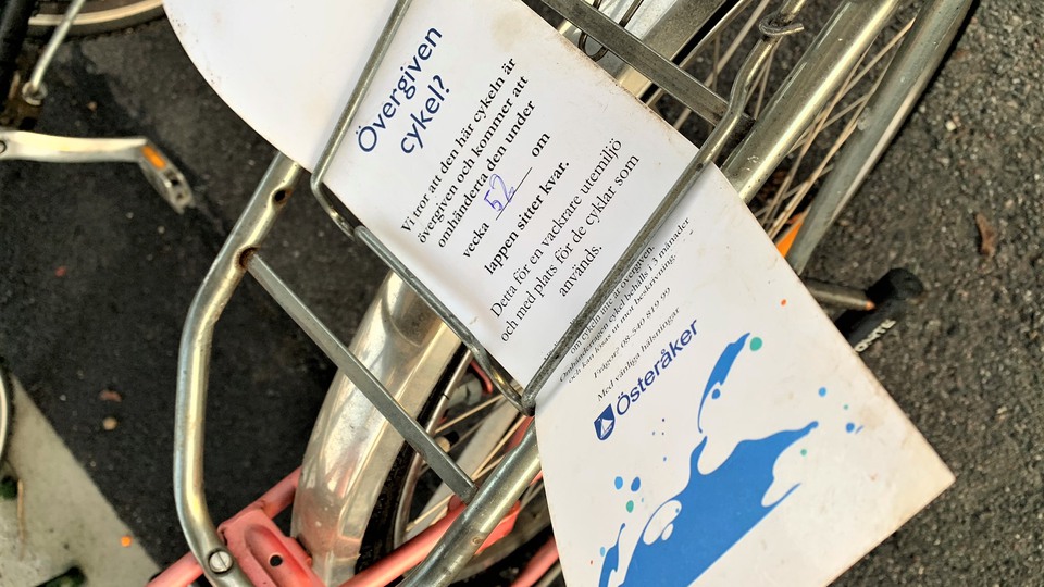 Pakethållare med lapp från Österåkers kommun om övergivna cyklar