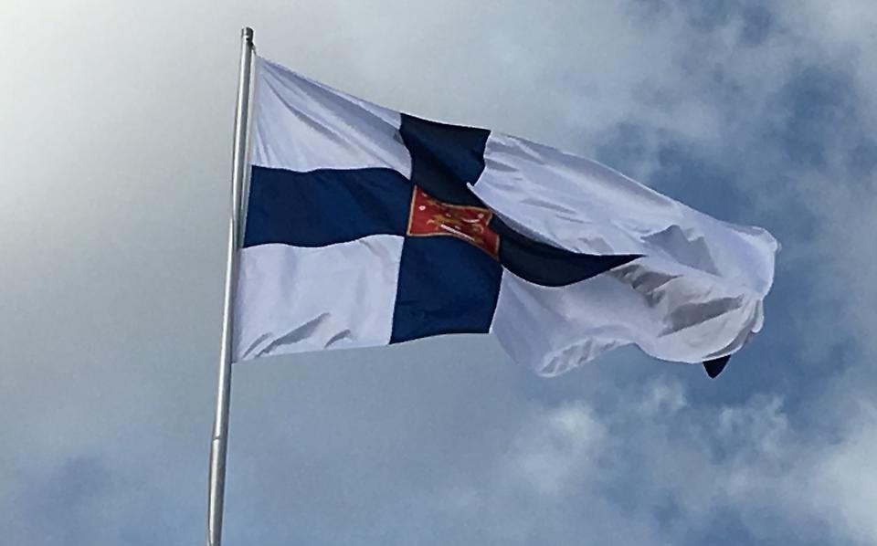 Suomen lippu valkoisella pohjalla ja sinisellä ristillä