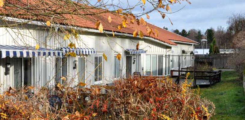 Bergsättra gruppbostad, hus i ett plan, vitt hus med uteplatser
