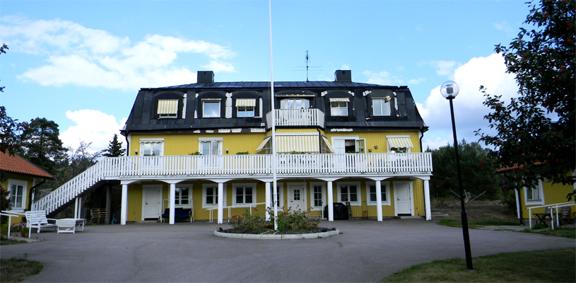 Oppsättra gruppbostad, gult hus med grusplan framför