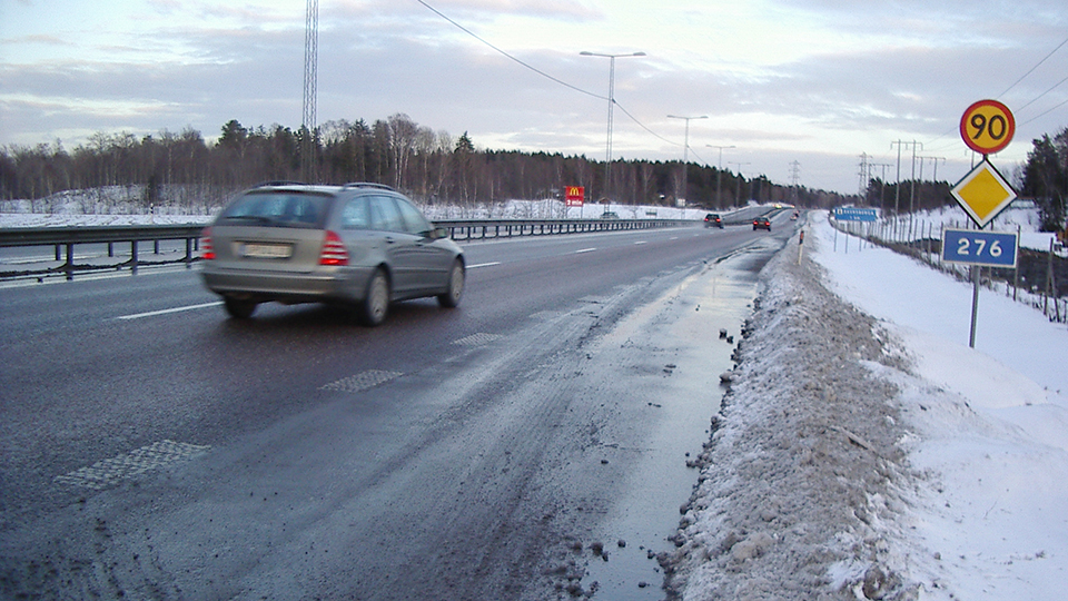 Bil på en väg i Österåker, illustrerar att det ofta blir tomgångskörning vid köbildning