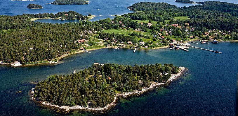 Flygfoto över gröna öar i skärgråden