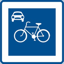Vägmärke för cykelgata på blå bakgrund med en liten symbol för bil i övre vänstra hörnet och en större symbol för cykel.
