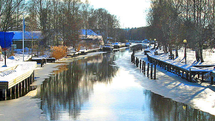 Åkers kanal stadspark, en park med promenadstråk längs kanalen.