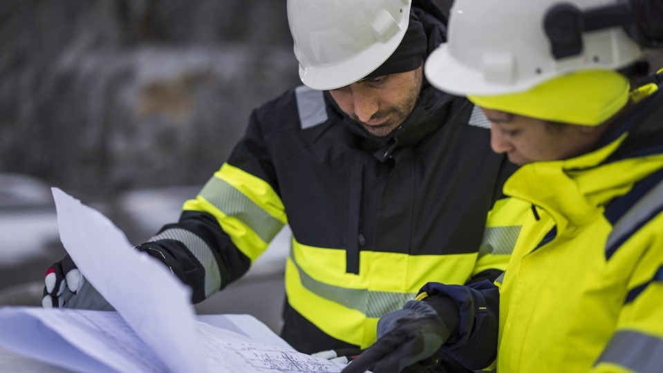 Bilden visar en person som sitter framför en dator