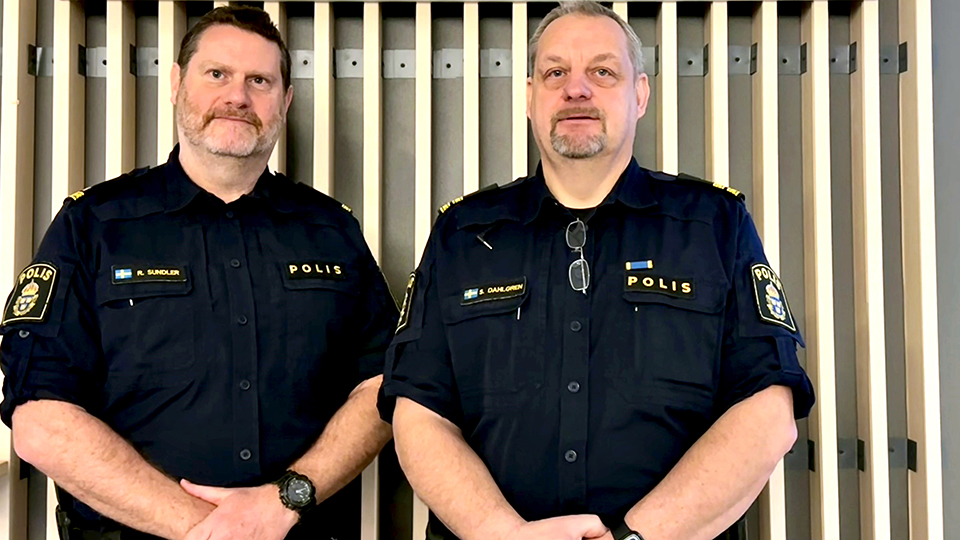 På bilden syns kommunpoliserna Robert Sundler och Stefan Dahlgren