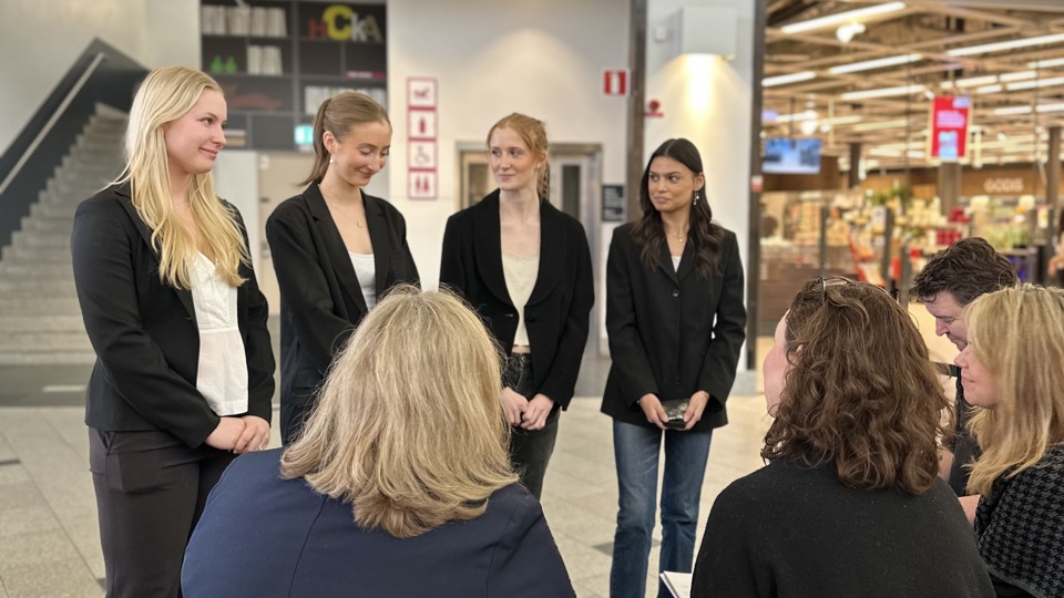 Bilden visar unga företagare i Österåkers kommun som pitchar sin affärsidé för en jury