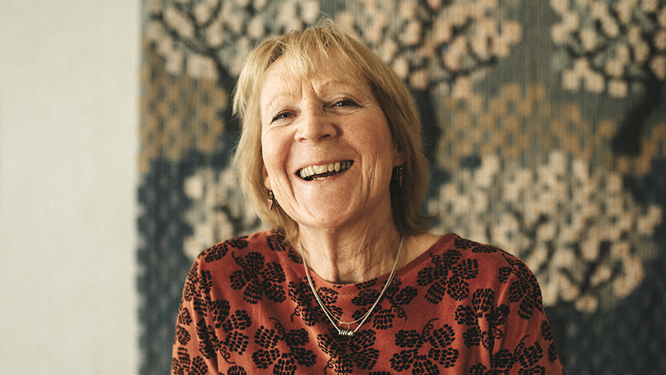 Senior kvinna som ser glad ut.