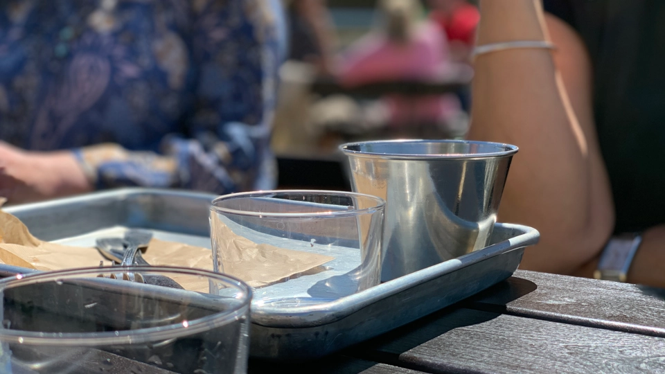 Personer sitter vid ett bord på restaurang, maten är i fokus