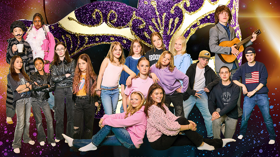 Gruppbild på 15 glada ungdomar framför en glittrig fond.
