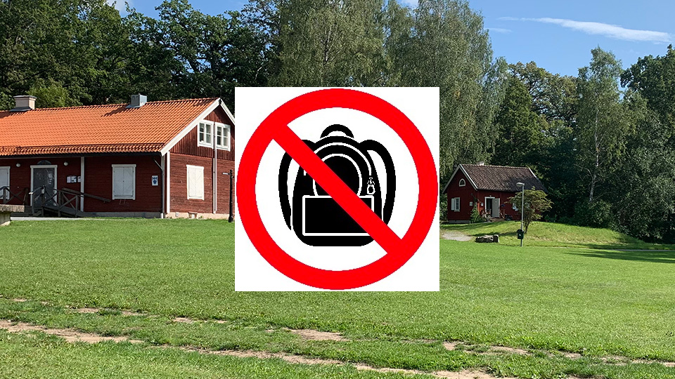 En bild på Ekbacken med en skylt för väskförbud.