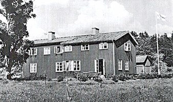 En svartvit äldre bild av Domaruddens huvudbyggnad.