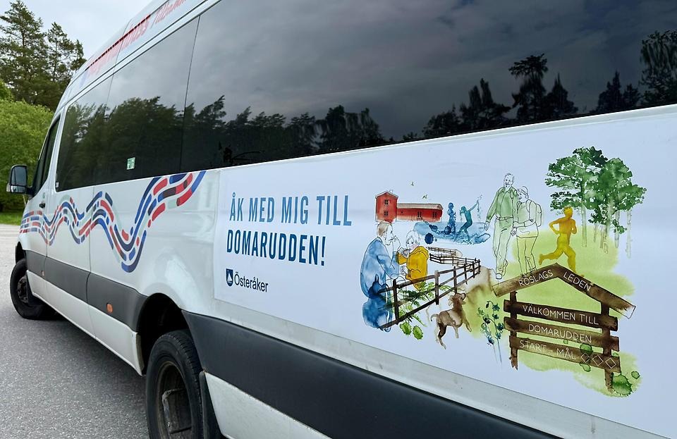 En vit buss.