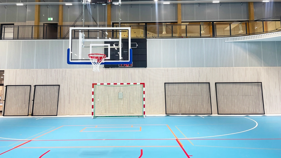Basketkorg mitt i en idrottshall