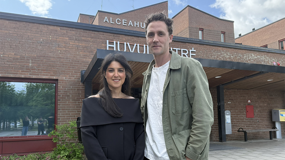 En kvinna och en man står framför kommunhuset Alceahuset.