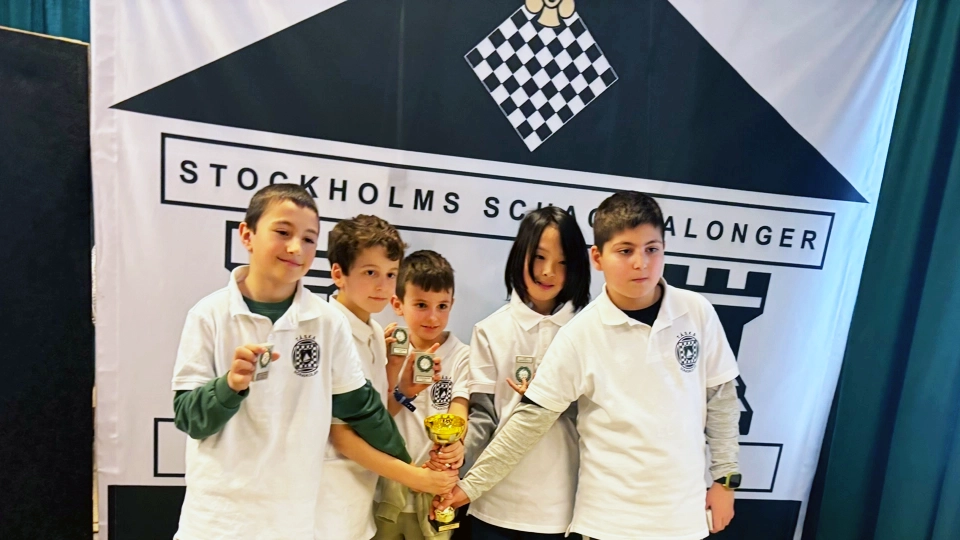 En grupp elever håller en pokal