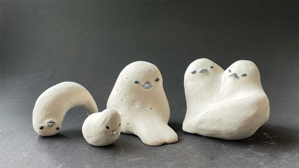 En grupp fågelliknande små, knubbiga figurer.