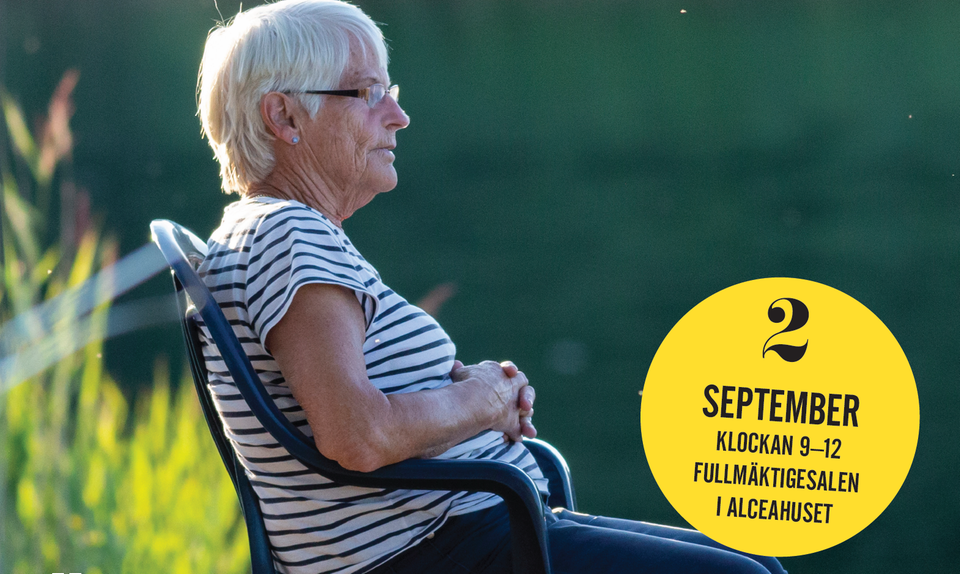 Äldre kvinna på en parkbänk.