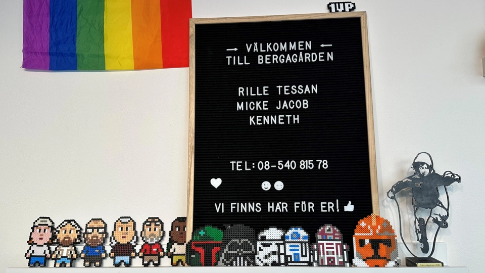 Skylt och pärlplattor som föreställer människor och Star Wars-figurer