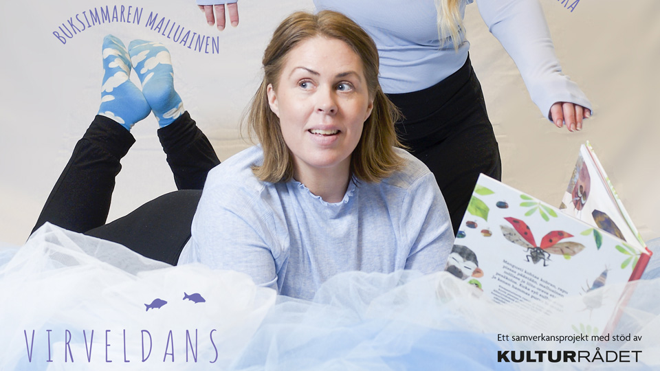 En kvinna klädd i mjuka byxor och tröja och i strumplästen ligger ner. Hon är omgiven av böcker och fluffig tyll.