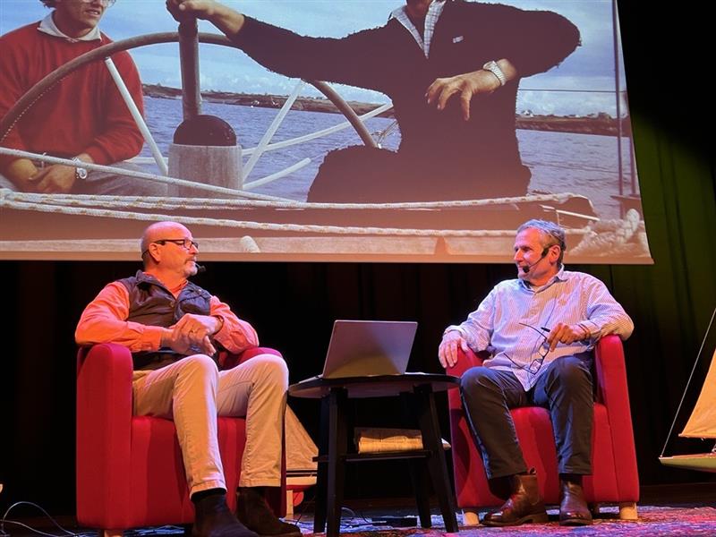 Gurra Krantz och Thomas Gross i ett inspirerande samtal om ledarskap, mod och samarbete inför en fullsatt salong i Österåker den 22 oktober.