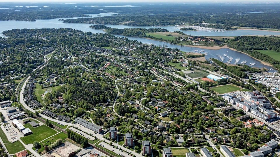 Flygfoto över Åkersberga med hav och skärgård i fonden.